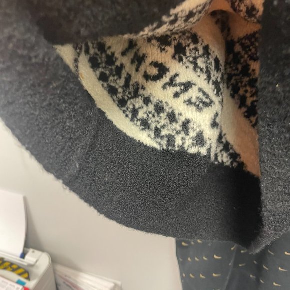 Givenchy Tight Fit Knit Sweater never worn - Picture 3 of 4